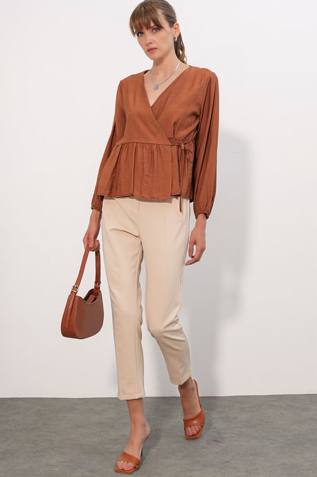 V-Ausschnitt Bluse mit Bindedetail aus Crepe - Image 2