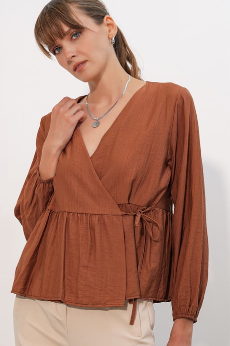 V-Ausschnitt Bluse mit Bindedetail aus Crepe - Image 3