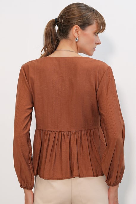 V-Ausschnitt Bluse mit Bindedetail aus Crepe - Image 5