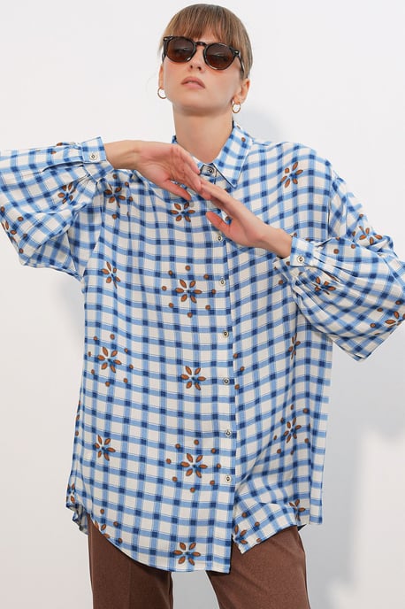 Oversized Karierte Crepe-Bluse - Image 1