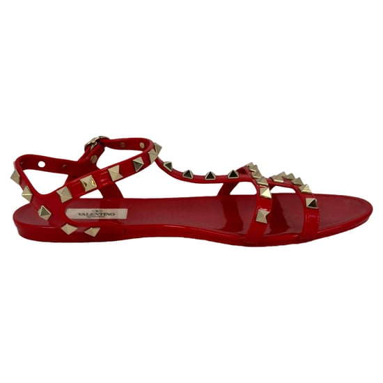Valentino Garavani Rockstud Flache Sandalen aus rotem Gummi - Image 1