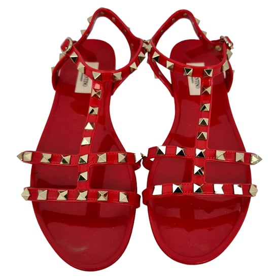 Valentino Garavani Rockstud Flache Sandalen aus rotem Gummi - Image 2