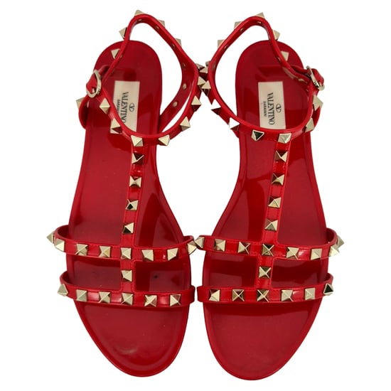 Valentino Garavani Rockstud Flache Sandalen aus rotem Gummi - Image 3