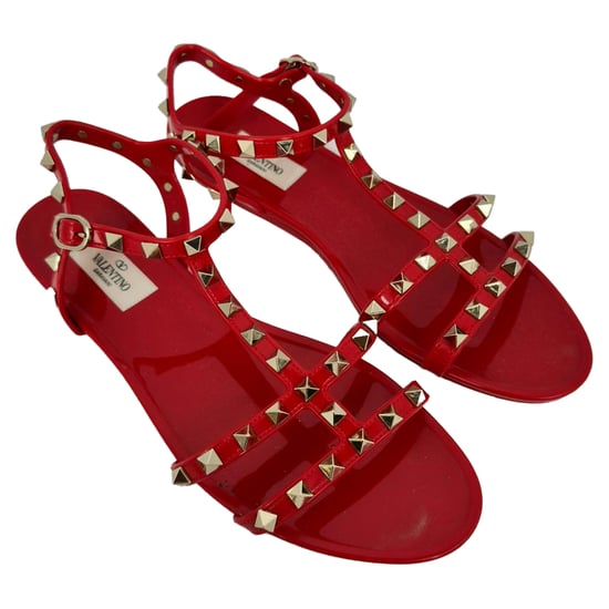 Valentino Garavani Rockstud Flache Sandalen aus rotem Gummi - Image 4
