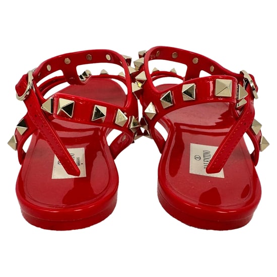 Valentino Garavani Rockstud Flache Sandalen aus rotem Gummi - Image 5