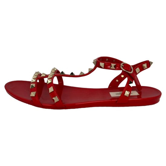 Valentino Garavani Rockstud Flache Sandalen aus rotem Gummi - Image 6