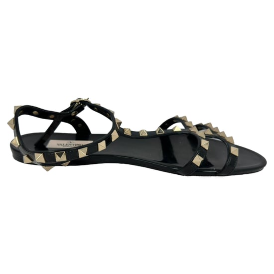 Valentino Garavani Rockstud Flache Sandalen aus schwarzem Gummi - Image 1