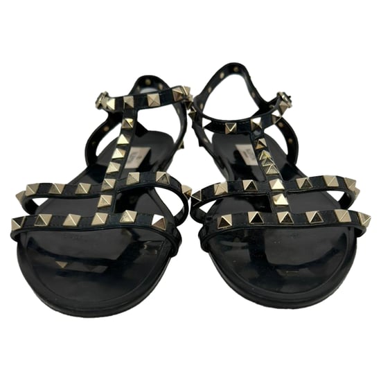 Valentino Garavani Rockstud Flache Sandalen aus schwarzem Gummi - Image 2