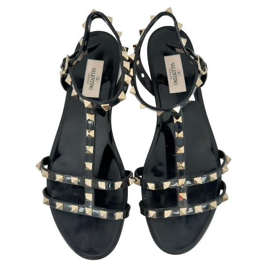 Valentino Garavani Rockstud Flache Sandalen aus schwarzem Gummi - Image 4