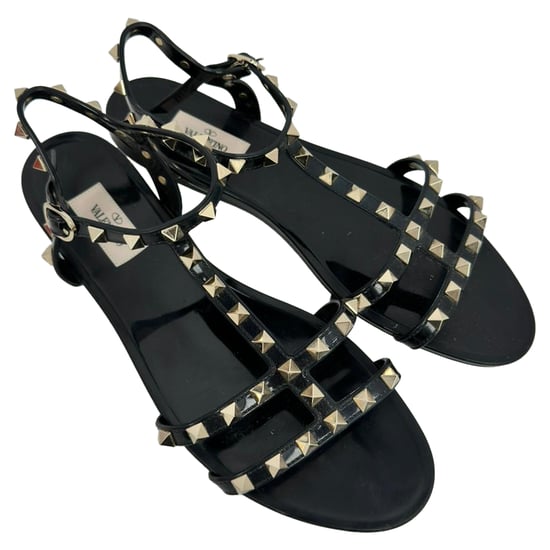 Valentino Garavani Rockstud Flache Sandalen aus schwarzem Gummi - Image 5