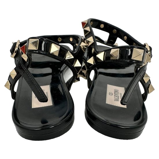 Valentino Garavani Rockstud Flache Sandalen aus schwarzem Gummi - Image 6