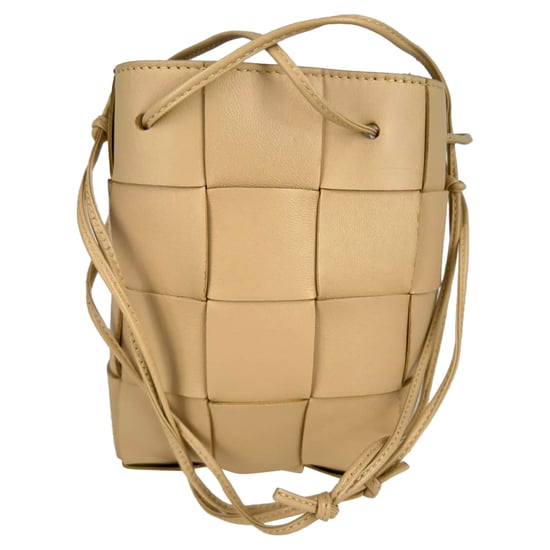 Bottega Veneta Kleine Kassette Bucket Bag aus beigem Leder - Image 2