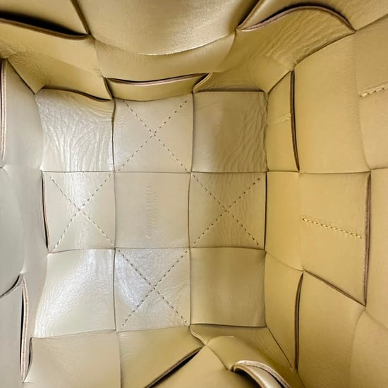 Bottega Veneta Kleine Kassette Bucket Bag aus beigem Leder - Image 5
