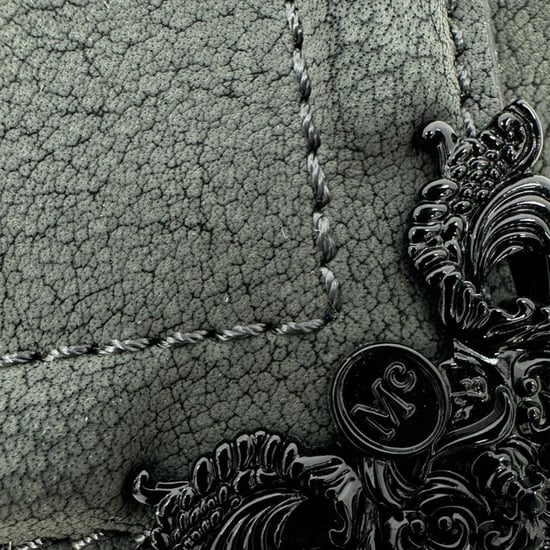 Alexander McQueen Ketten-Umhängetasche aus grauem Leder - Image 6