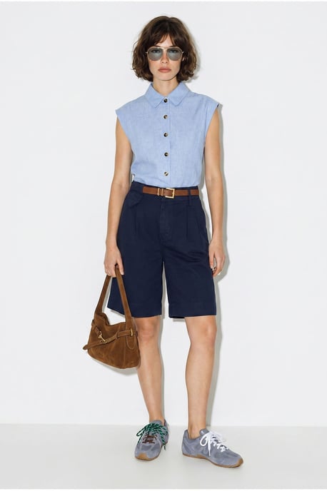 Hoch taillierte Shorts mit Gürtel - Image 3