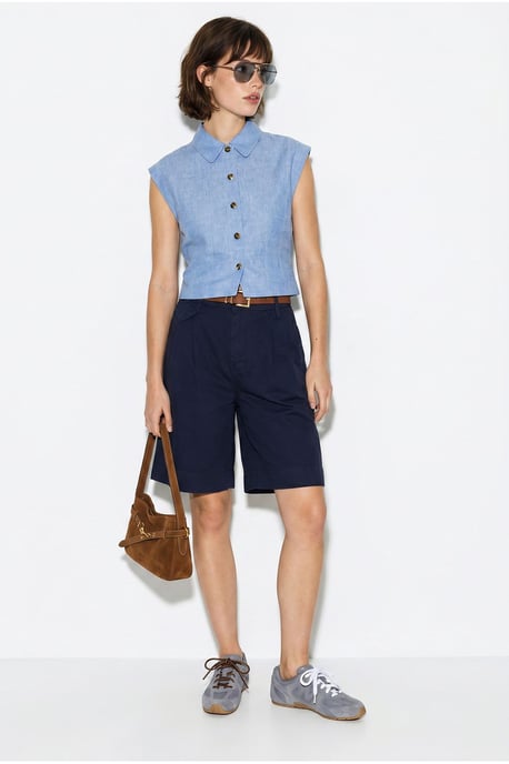 Hoch taillierte Shorts mit Gürtel - Image 4