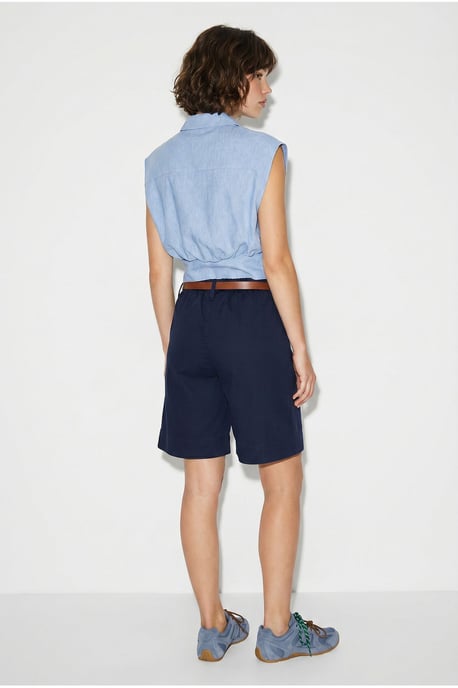 Hoch taillierte Shorts mit Gürtel - Image 5