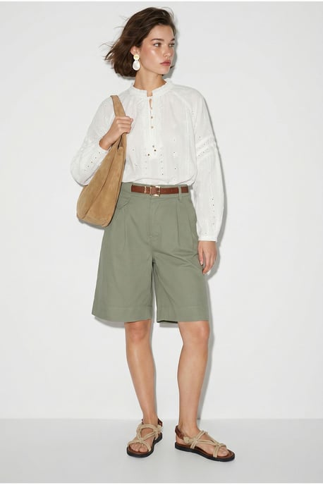 Hoch taillierte Shorts mit Gürtel - Image 2