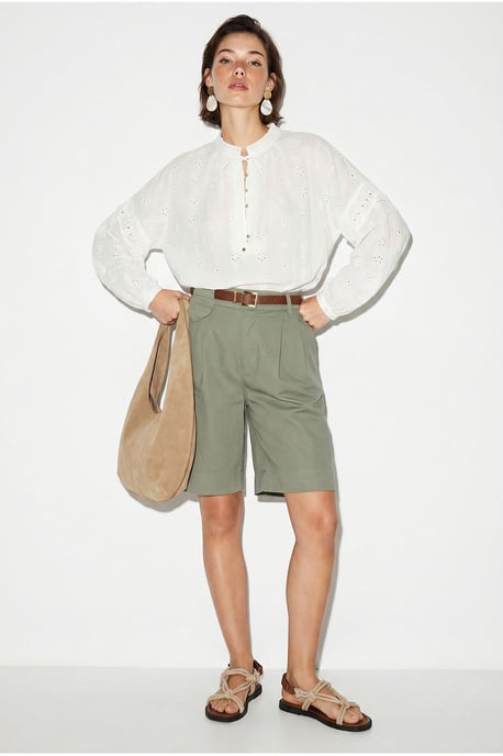 Hoch taillierte Shorts mit Gürtel - Image 3