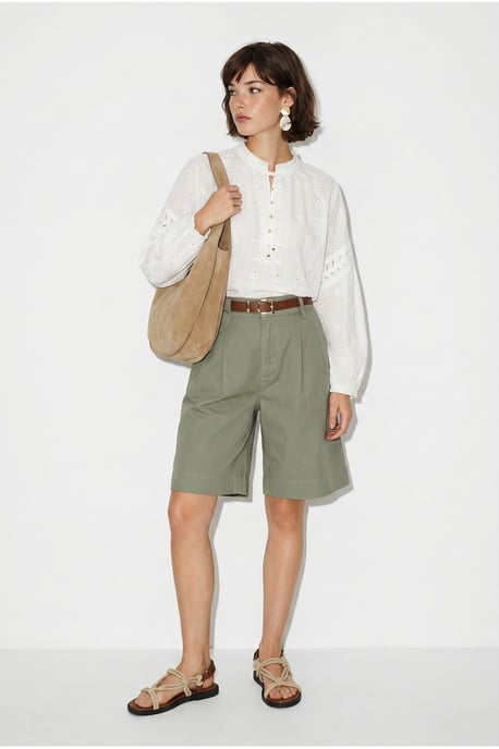 Hoch taillierte Shorts mit Gürtel - Image 4