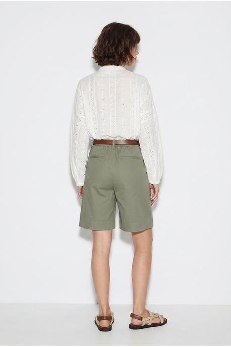 Hoch taillierte Shorts mit Gürtel - Image 5