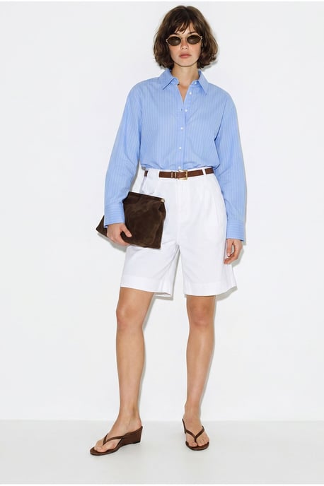 Hoch taillierte Shorts mit Gürtel - Image 1