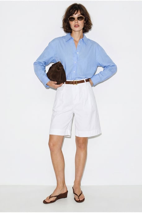 Hoch taillierte Shorts mit Gürtel - Image 2