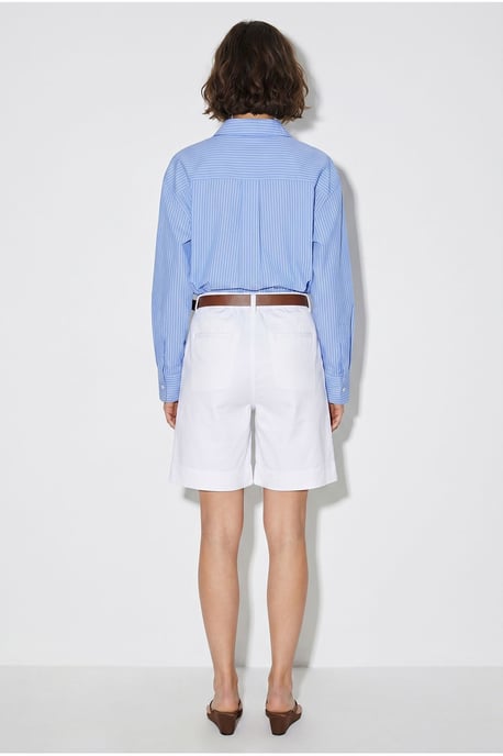 Hoch taillierte Shorts mit Gürtel - Image 5