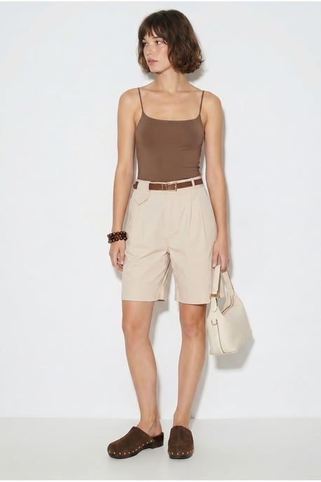 Hoch taillierte Shorts mit Gürtel - Image 4