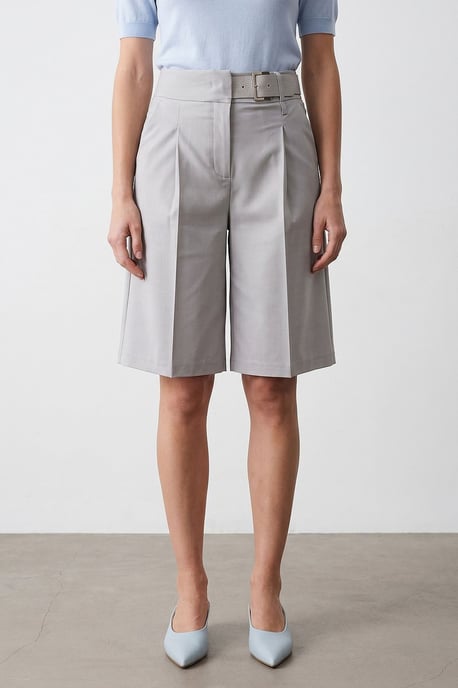 Hochtaillierte, weit geschnittene, maßgeschneiderte Shorts mit Gürtel - Image 1