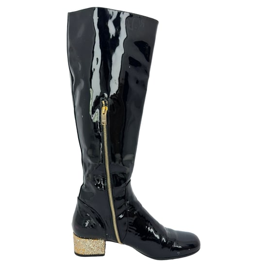 Saint Laurent Glitzer-Kniestiefel mit Absatz aus schwarzem Lackleder - Image 1