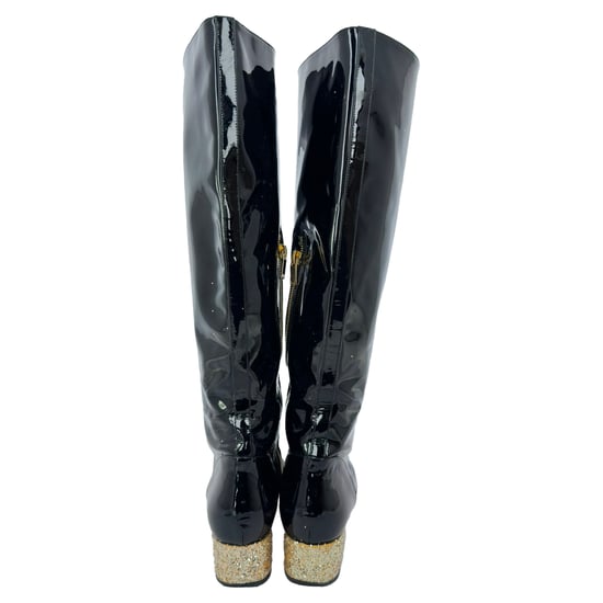 Saint Laurent Glitzer-Kniestiefel mit Absatz aus schwarzem Lackleder - Image 5