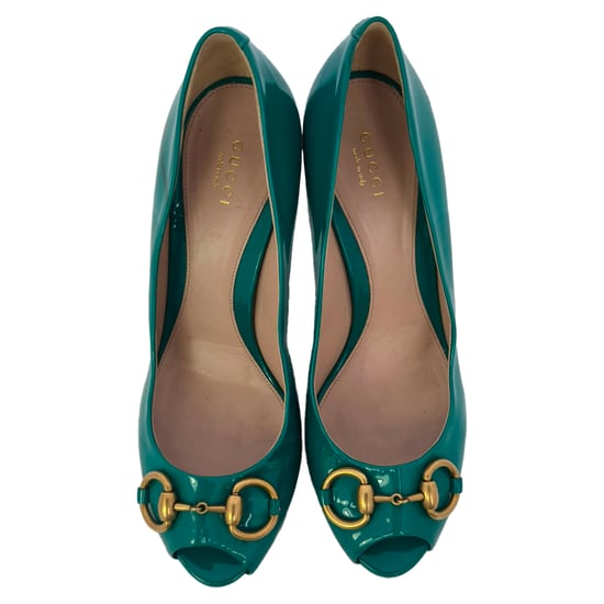 Gucci New Hollywood Horsebit Peep Toe Pumps aus türkisfarbenem Lackleder - Image 4