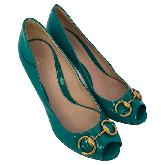 Gucci New Hollywood Horsebit Peep Toe Pumps aus türkisfarbenem Lackleder - Image 5