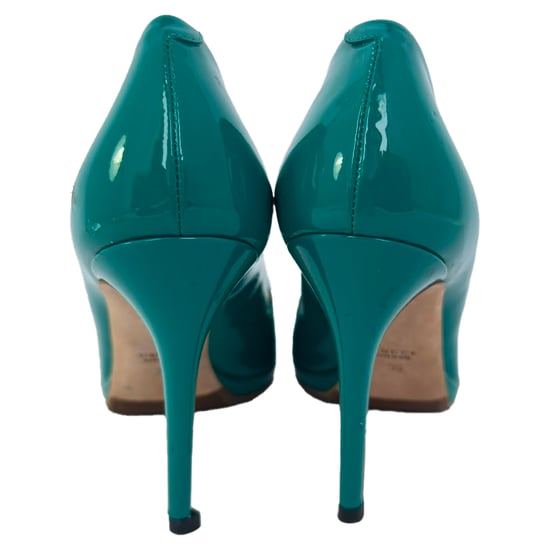Gucci New Hollywood Horsebit Peep Toe Pumps aus türkisfarbenem Lackleder - Image 6
