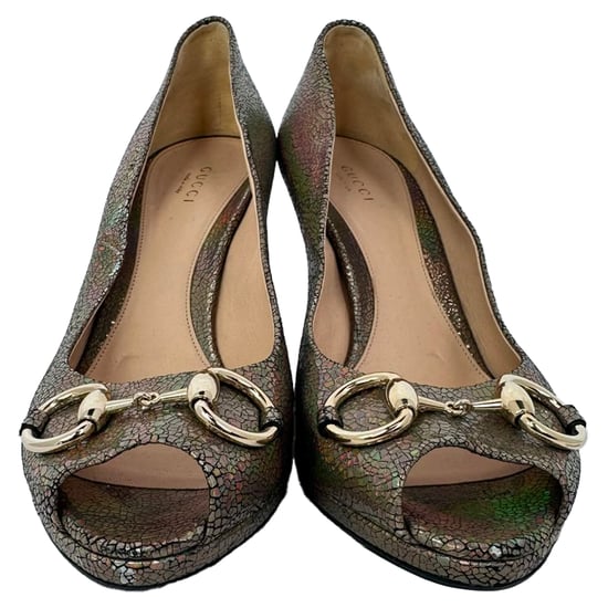 Gucci Holographic Crackle New Hollywood Horsebit Peep Toe Pumps aus goldfarbenem Leder - Image 2