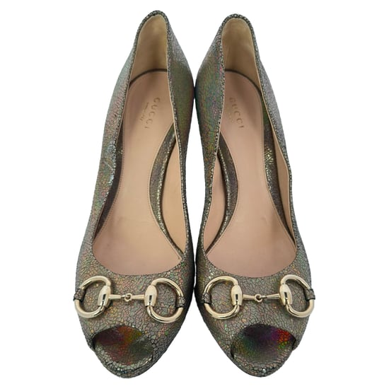 Gucci Holographic Crackle New Hollywood Horsebit Peep Toe Pumps aus goldfarbenem Leder - Image 3