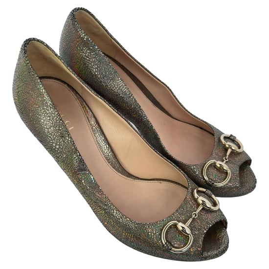 Gucci Holographic Crackle New Hollywood Horsebit Peep Toe Pumps aus goldfarbenem Leder - Image 4