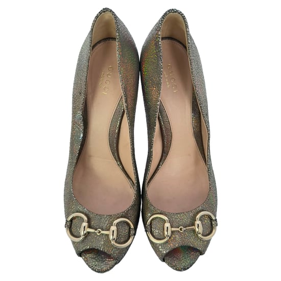 Gucci Holographic Crackle New Hollywood Horsebit Peep Toe Pumps aus goldfarbenem Leder - Image 5