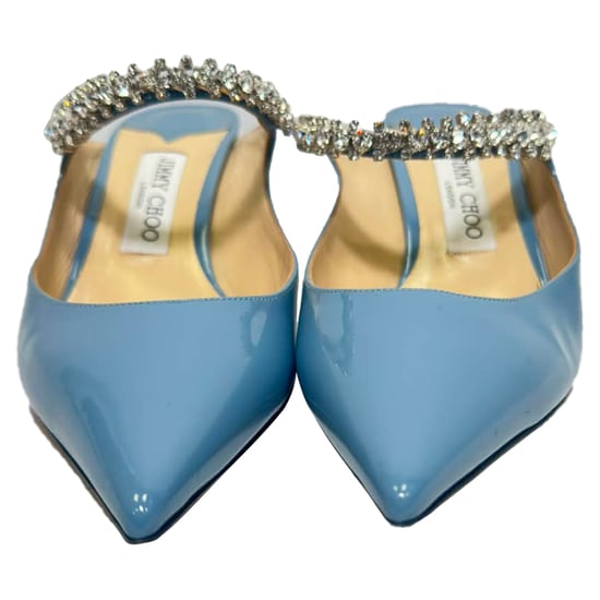 Jimmy Choo Bing Mules mit Kristallriemen aus hellblauem Lackleder - Image 2