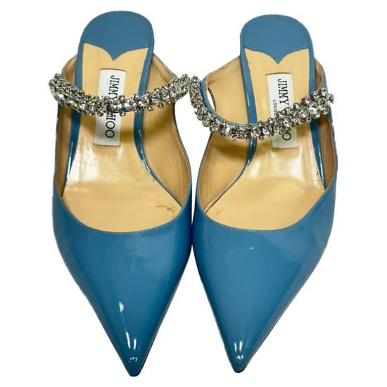 Jimmy Choo Bing Mules mit Kristallriemen aus hellblauem Lackleder - Image 3