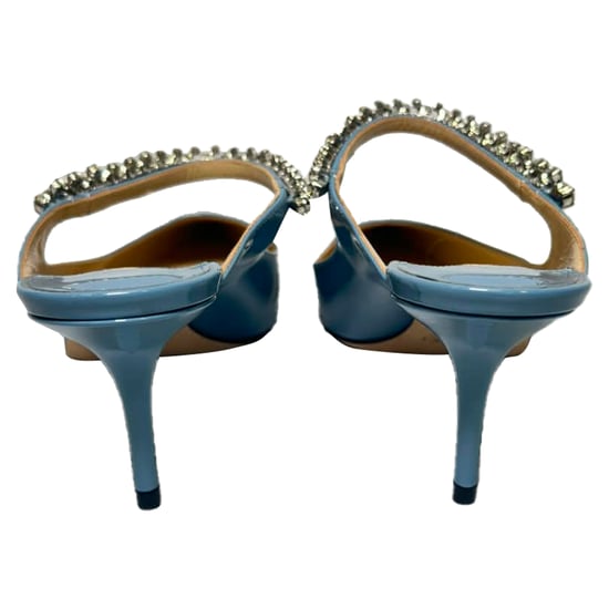 Jimmy Choo Bing Mules mit Kristallriemen aus hellblauem Lackleder - Image 4