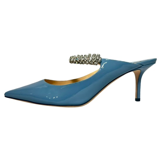 Jimmy Choo Bing Mules mit Kristallriemen aus hellblauem Lackleder - Image 6