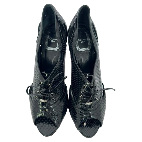 Dior Schnürstiefeletten mit offener Spitze aus schwarzem Lackleder - Image 3