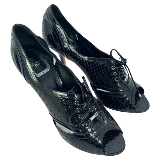 Dior Schnürstiefeletten mit offener Spitze aus schwarzem Lackleder - Image 5
