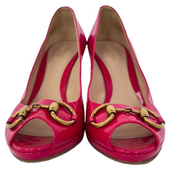Gucci New Hollywood Horsebit Peep Toe Pumps aus rosa Lackleder - Image 2