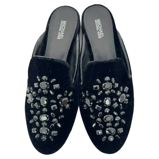Michael Kors Kristallverzierte Mules aus schwarzem Samt - Image 4