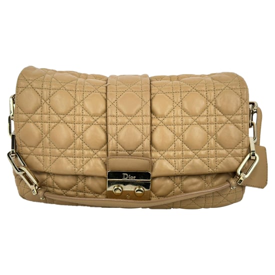 Dior Cannage Stepp-Design Neue Schloss Klappenhandtasche aus beigem Lammleder - Image 2