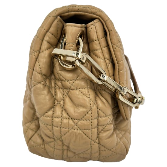 Dior Cannage Stepp-Design Neue Schloss Klappenhandtasche aus beigem Lammleder - Image 3