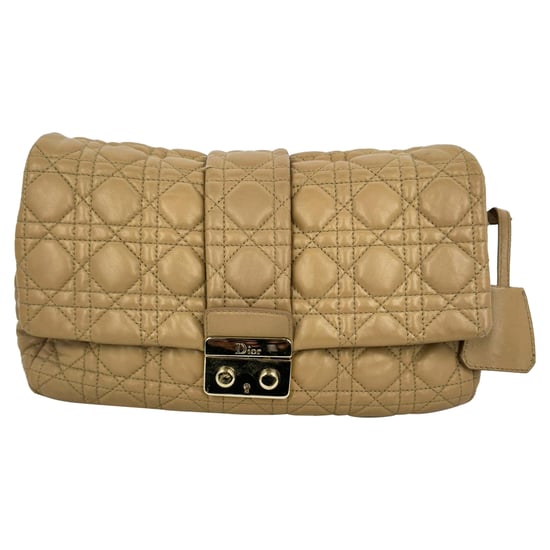 Dior Cannage Stepp-Design Neue Schloss Klappenhandtasche aus beigem Lammleder - Image 4